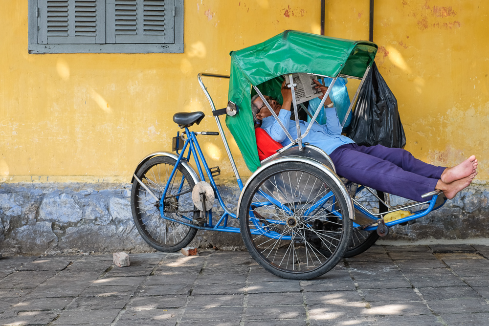 hoi-an-mango-turmeric-smoothie-rickshaw-chilling