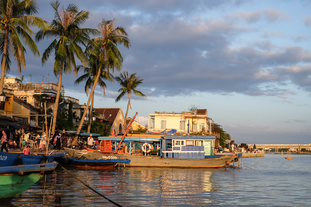 hoi-an-mango-turmeric-smoothie-sunset